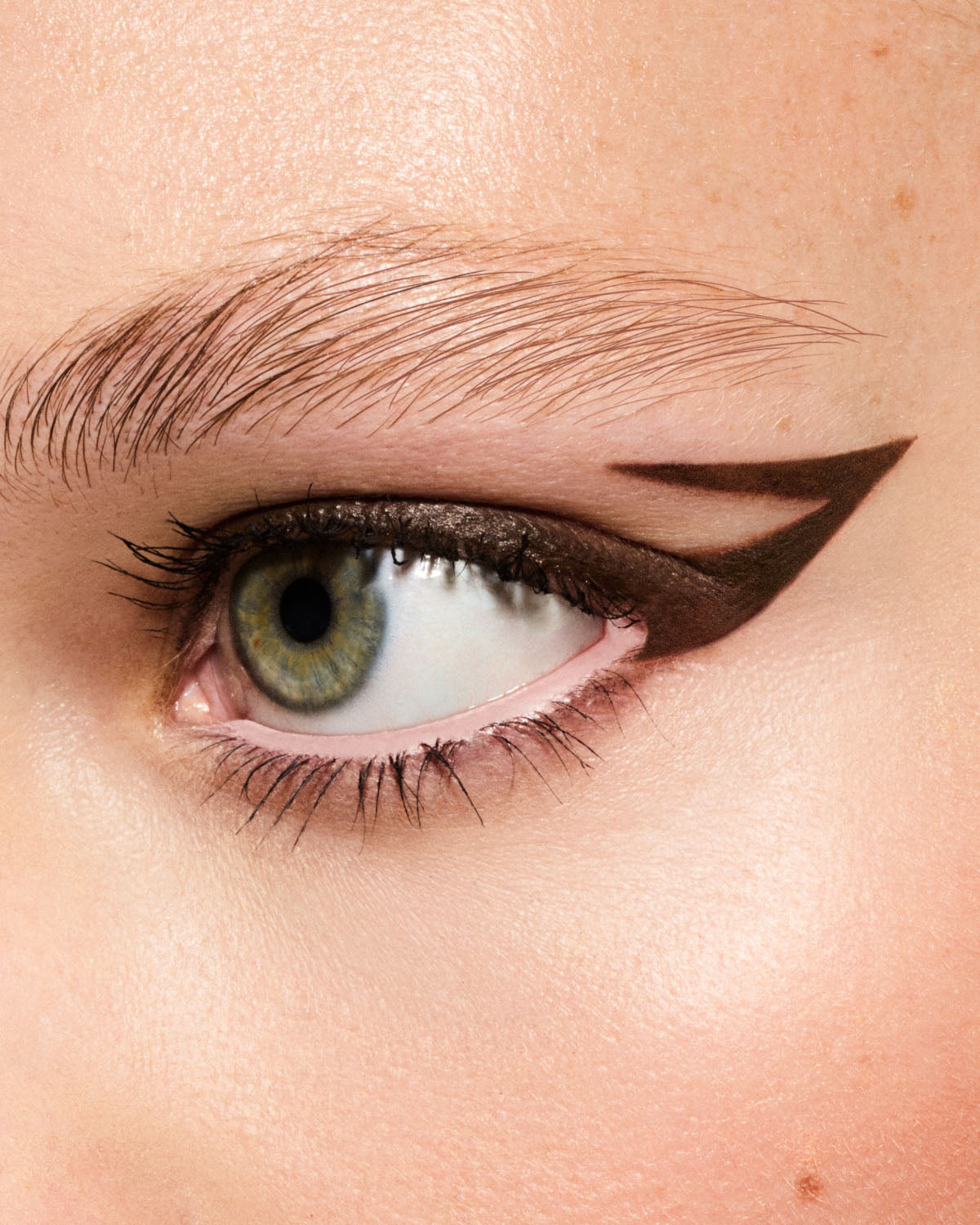Macro of model wearing Fine Linez Lash-Enhancing Eyeliner in shade 'In Big Truffle'.